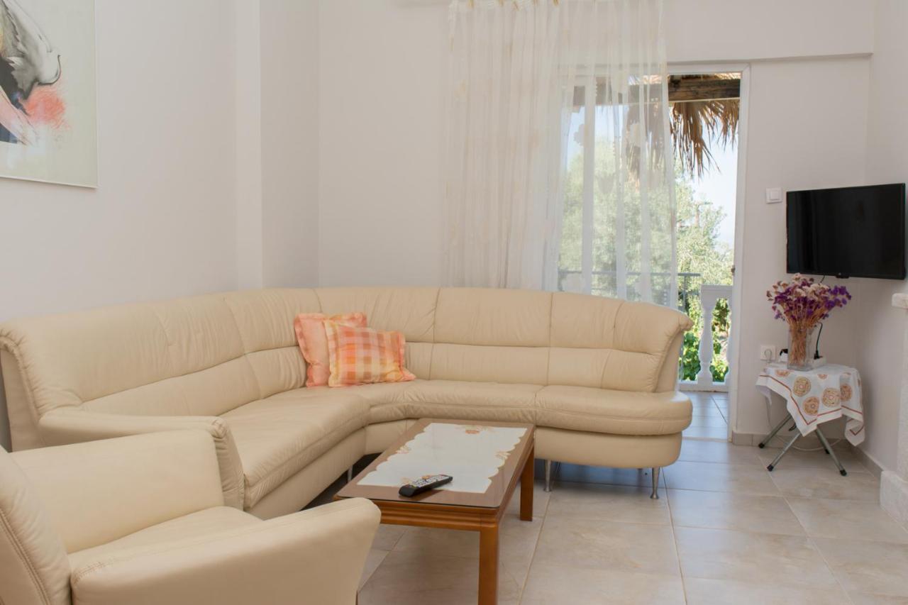 Doroufi Inn Koilas Bagian luar foto