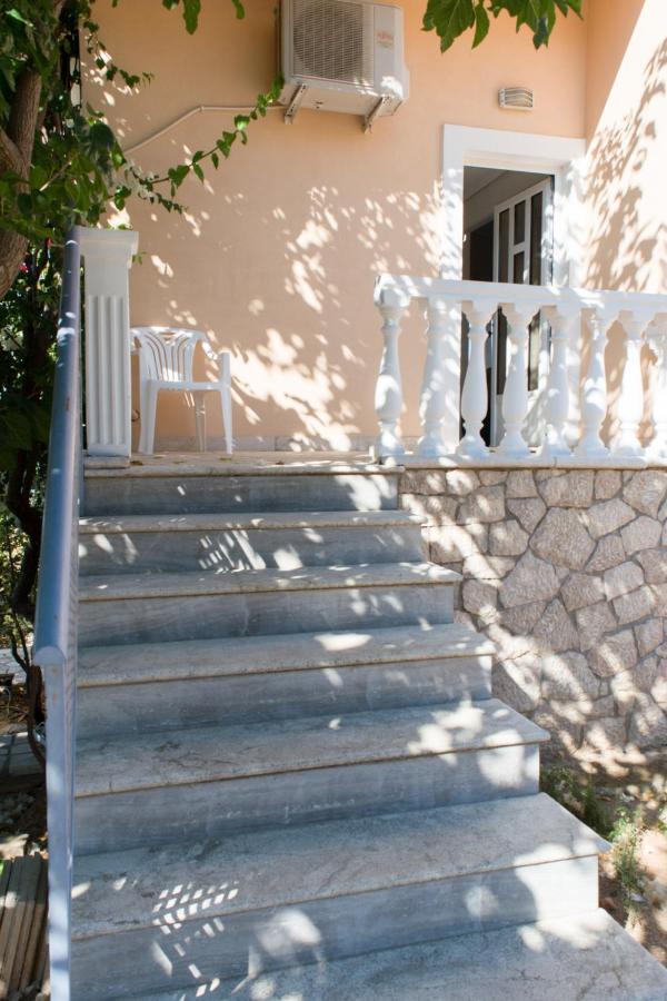 Doroufi Inn Koilas Bagian luar foto
