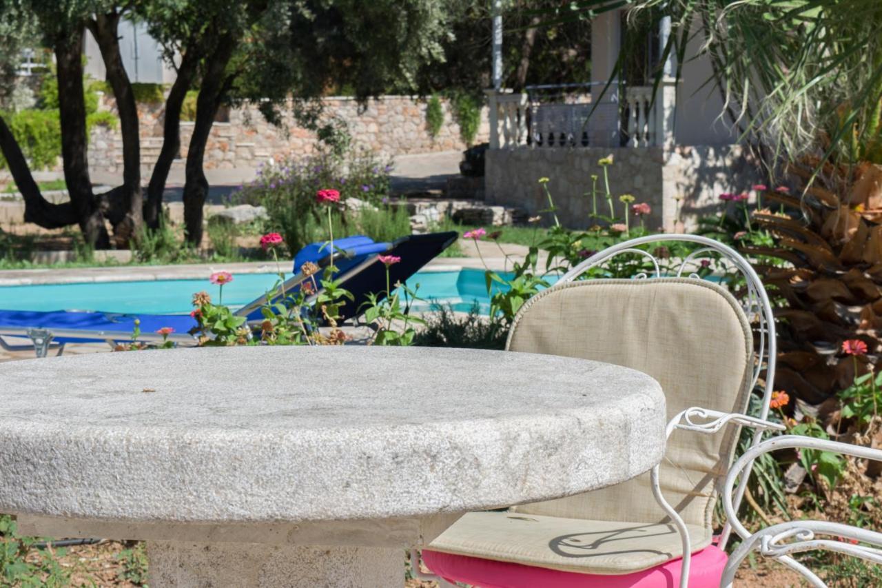 Doroufi Inn Koilas Bagian luar foto
